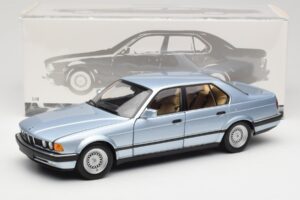 BMW 730i E32 Lichtblauw Metallic Minichamps 1:18 100023008 Metaal — afbeelding 8 van 8