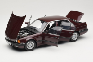 BMW 730i E32 Red Metallic Minichamps 1:18 100023001 Metaal — afbeelding 2 van 8