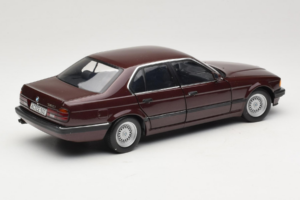 BMW 730i E32 Red Metallic Minichamps 1:18 100023001 Metaal — afbeelding 3 van 8
