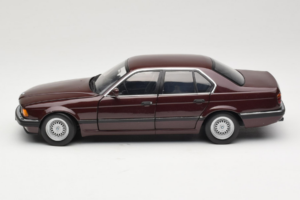 BMW 730i E32 Red Metallic Minichamps 1:18 100023001 Metaal — afbeelding 4 van 8