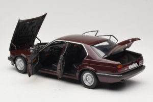 BMW 730i E32 Red Metallic Minichamps 1:18 100023001 Metaal — afbeelding 5 van 8