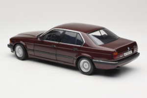 BMW 730i E32 Red Metallic Minichamps 1:18 100023001 Metaal — afbeelding 7 van 8