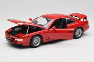 BMW 850Ci E31 Brilliant Red Revell 1:18 8827 Metaal — afbeelding 2 van 8