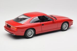 BMW 850Ci E31 Brilliant Red Revell 1:18 8827 Metaal — afbeelding 3 van 8