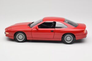 BMW 850Ci E31 Brilliant Red Revell 1:18 8827 Metaal — afbeelding 4 van 8