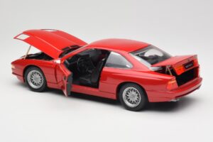 BMW 850Ci E31 Brilliant Red Revell 1:18 8827 Metaal — afbeelding 5 van 8