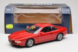 BMW 850Ci E31 Brilliant Red Revell 1:18 8827 Metaal — afbeelding 8 van 8