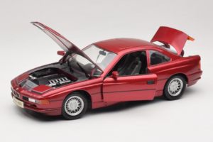 BMW 850i E31 Rood Tchibo 1:18 36157 Metaal — afbeelding 2 van 8