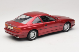 BMW 850i E31 Rood Tchibo 1:18 36157 Metaal — afbeelding 3 van 8