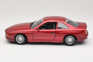 BMW 850i E31 Rood Tchibo 1:18 36157 Metaal — afbeelding 4 van 8