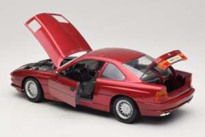 BMW 850i E31 Rood Tchibo 1:18 36157 Metaal — afbeelding 5 van 8