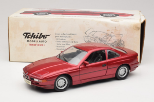 BMW 850i E31 Rood Tchibo 1:18 36157 Metaal — afbeelding 8 van 8