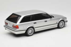 BMW Alpina B10 E34 4.6 Touring Zilver MCG 1:18 MCG18332MCW Metaal — afbeelding 2 van 6