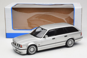 BMW Alpina B10 E34 4.6 Touring Zilver MCG 1:18 MCG18332MCW Metaal — afbeelding 6 van 6