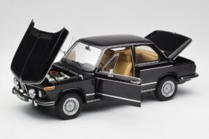 BMW 2002 L E10 Zwart AUTOart 1:18 70603 Metaal — afbeelding 2 van 8