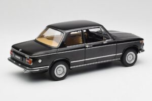 BMW 2002 L E10 Zwart AUTOart 1:18 70603 Metaal — afbeelding 3 van 8
