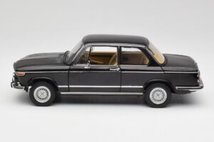 BMW 2002 L E10 Zwart AUTOart 1:18 70603 Metaal — afbeelding 4 van 8