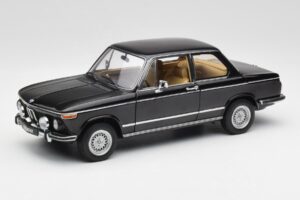 BMW 2002 L E10 Zwart AUTOart 1:18 70603 Metaal