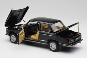 BMW 2002 L E10 Zwart AUTOart 1:18 70603 Metaal — afbeelding 5 van 8