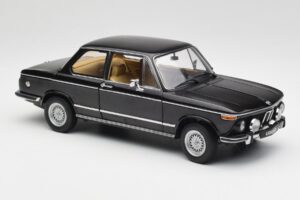 BMW 2002 L E10 Zwart AUTOart 1:18 70603 Metaal — afbeelding 6 van 8