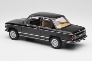 BMW 2002 L E10 Zwart AUTOart 1:18 70603 Metaal — afbeelding 7 van 8