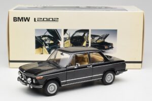 BMW 2002 L E10 Zwart AUTOart 1:18 70603 Metaal — afbeelding 8 van 8