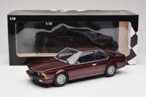 BMW 635 CSi E24 Karmesinrot Metallic Minichamps 1:18 155028105 Metaal — afbeelding 6 van 6