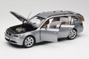 BMW 545i E61 Touring Lichtgrijs Kyosho 1:18 80430308414 Metaal — afbeelding 2 van 8