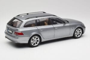 BMW 545i E61 Touring Lichtgrijs Kyosho 1:18 80430308414 Metaal — afbeelding 3 van 8