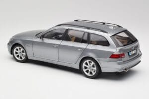 BMW 545i E61 Touring Lichtgrijs Kyosho 1:18 80430308414 Metaal — afbeelding 7 van 8