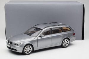 BMW 545i E61 Touring Lichtgrijs Kyosho 1:18 80430308414 Metaal — afbeelding 8 van 8