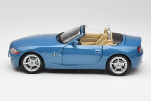 BMW Z4 E85 Maldives Blue Bburago 1:18 34046BLUE Metaal — afbeelding 4 van 8