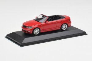 BMW 1-serie E88 Cabriolet Karmozijnrood Minichamps 1:43 431026230 Metaal — afbeelding 2 van 5