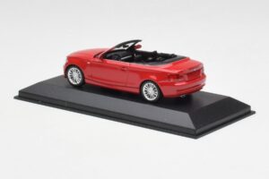BMW 1-serie E88 Cabriolet Karmozijnrood Minichamps 1:43 431026230 Metaal — afbeelding 3 van 5