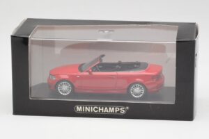 BMW 1-serie E88 Cabriolet Karmozijnrood Minichamps 1:43 431026230 Metaal — afbeelding 4 van 5