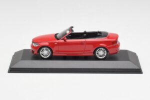 BMW 1-serie E88 Cabriolet Karmozijnrood Minichamps 1:43 431026230 Metaal