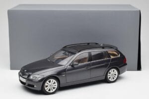BMW 330i E91 Touring Donkergrijs Kyosho 1:18 80430394360 Metaal — afbeelding 8 van 8