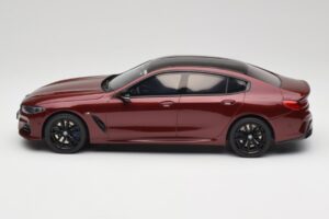 BMW M850i G15 M Performance Melbourne Red Metallic GT Spirit 1:18 GT493 Hars — afbeelding 3 van 6