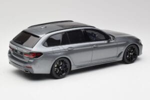 BMW G61 530e M Sport Touring Mineral Grijs GT Spirit 1:18 GT485 Hars — afbeelding 2 van 6