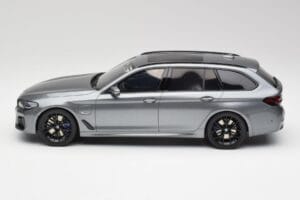BMW G61 530e M Sport Touring Mineral Grijs GT Spirit 1:18 GT485 Hars — afbeelding 3 van 6