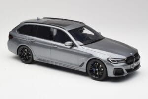 BMW G61 530e M Sport Touring Mineral Grijs GT Spirit 1:18 GT485 Hars — afbeelding 4 van 6