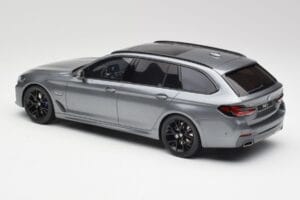 BMW G61 530e M Sport Touring Mineral Grijs GT Spirit 1:18 GT485 Hars — afbeelding 5 van 6