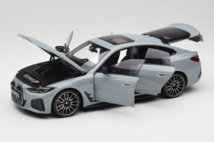 BMW i4 G26 Grey Metallic Minichamps 1:18 110023010 Metaal — afbeelding 2 van 8