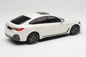 BMW i4 M50 G26 Alpine White Minichamps 1:18 110023011 Metaal — afbeelding 3 van 8