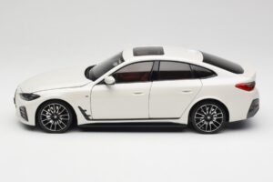BMW i4 M50 G26 Alpine White Minichamps 1:18 110023011 Metaal — afbeelding 4 van 8