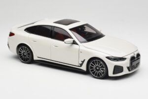 BMW i4 M50 G26 Alpine White Minichamps 1:18 110023011 Metaal — afbeelding 6 van 8