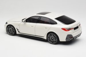 BMW i4 M50 G26 Alpine White Minichamps 1:18 110023011 Metaal — afbeelding 7 van 8