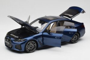 BMW i4 M50 G26 Portimao Blue Minichamps 1:18 110023012 Metaal — afbeelding 2 van 8