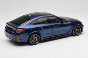 BMW i4 M50 G26 Portimao Blue Minichamps 1:18 110023012 Metaal — afbeelding 3 van 8
