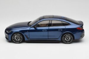 BMW i4 M50 G26 Portimao Blue Minichamps 1:18 110023012 Metaal — afbeelding 4 van 8